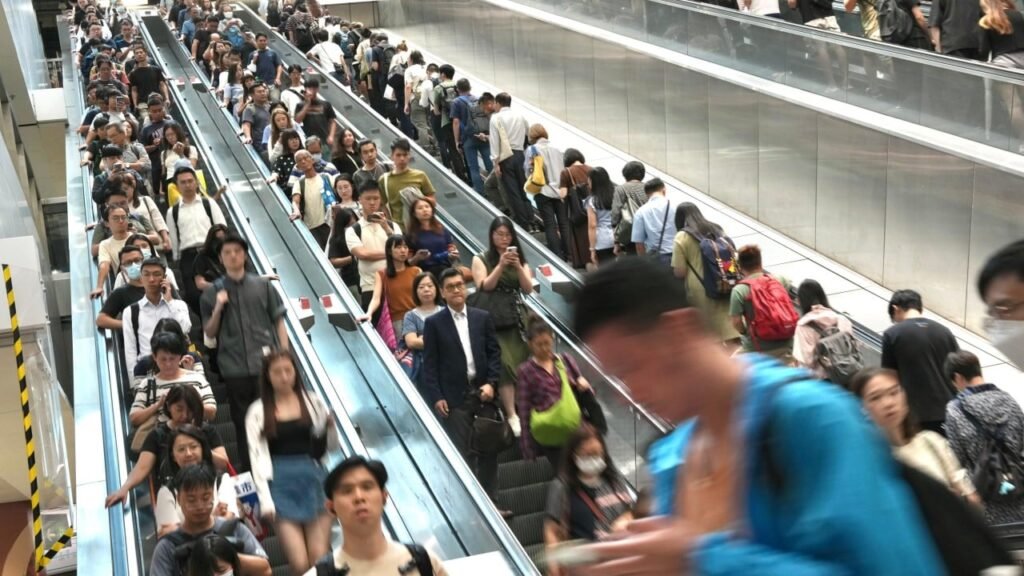 Super Typhoon Ragasa: Hongkongers rush home ahead of T8 as shutdown begins
