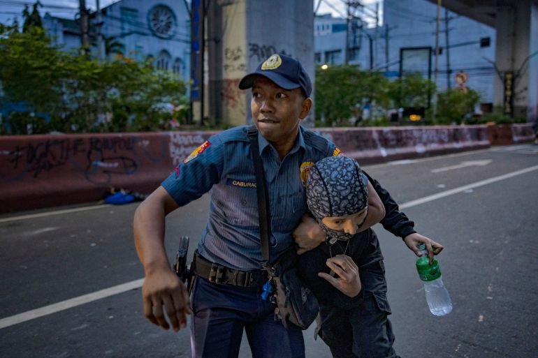 MANILA, PHILIPPINES - SEPTEMBER 21: A police officer arrests a protester as violence continues during anti-corruption demonstrations on September 21, 2025 in Manila, Philippines. Millions of Filipinos took part in protests across the country after massive corruption was uncovered in multibillion-peso flood control projects that have embroiled officials, engineers, contractors, and politicians. The scandal has fueled outrage in one of the world’s most typhoon-prone nations, where hundreds to thousands die each year. (Photo by Ezra Acayan/Getty Images)