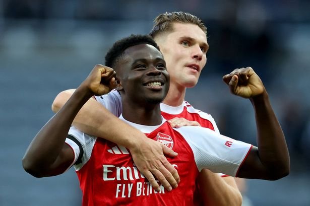 NEWCASTLE UPON TYNE, ENGLAND - SEPTEMBER 28: Bukayo Saka of Arsenal and Viktor Gyokeres of Arsenal celebrate after the Premier League match between Newcastle United and Arsenal at St James' Park on September 28, 2025 in Newcastle upon Tyne, England. (Photo by Ed Sykes/Sportsphoto/Allstar via Getty Images)