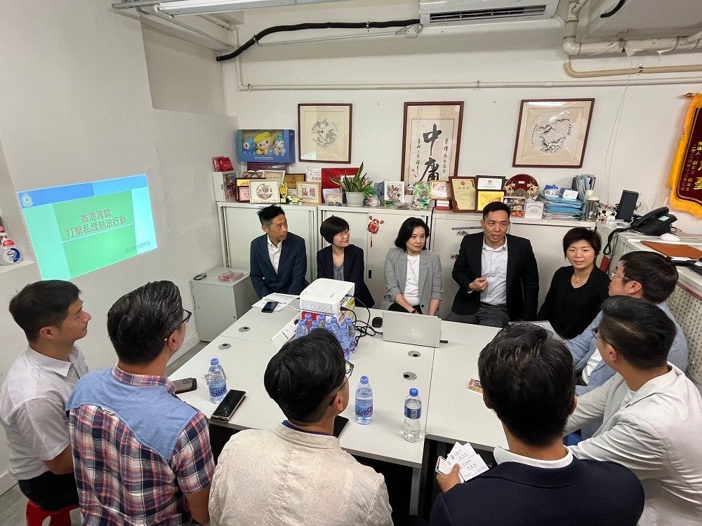 香港海關觀塘區進行跨部門反私煙宣傳活動  向居民派宣傳品推廣反私煙信息