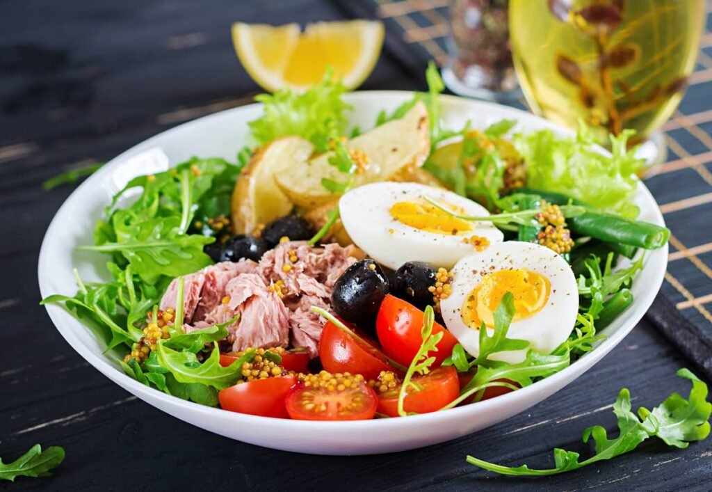 Healthy hearty salad of tuna, green beans, tomatoes, eggs, potatoes, black olives. - Photo courtesy freepik