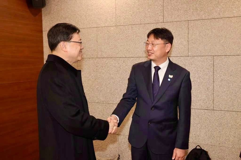 John Lee (left) is greeted by Yoon Ji-wan of the Apec Preparatory Office. Photo: Handout