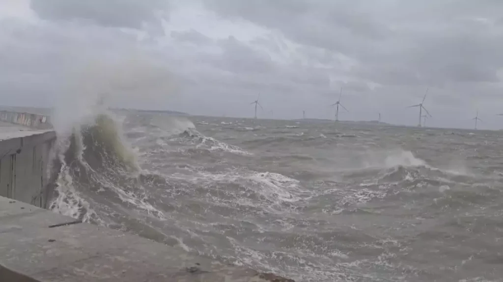Typhoon Fengshen affects ferry services, cools temperatures in southeast China