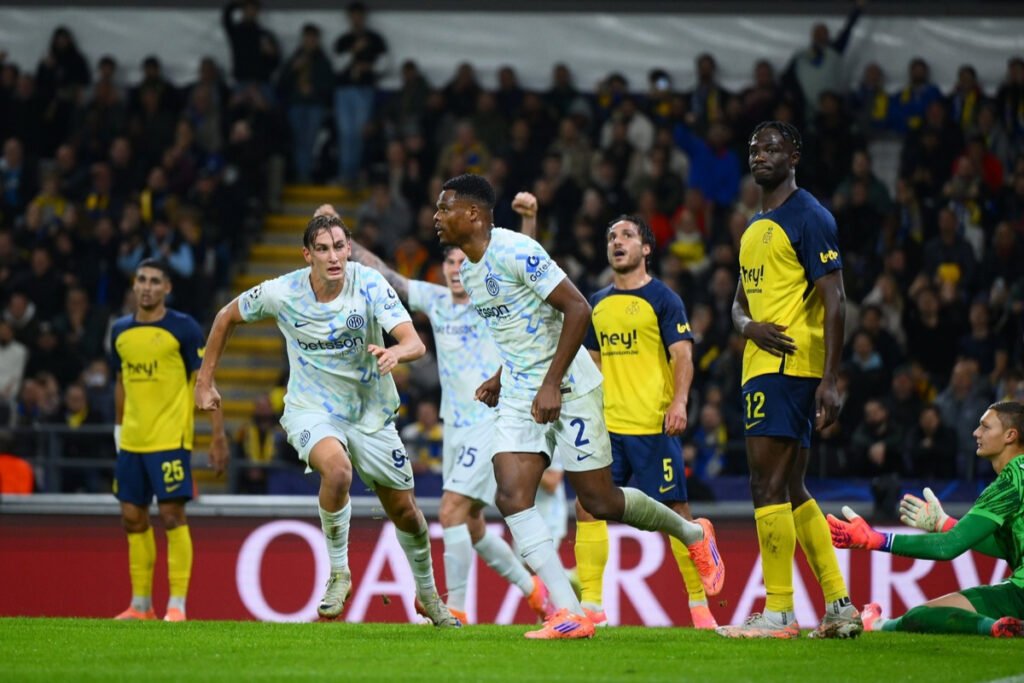 Denzel Dumfries celebrates scoring for Inter against Union Saint-Gilloise (@inter)