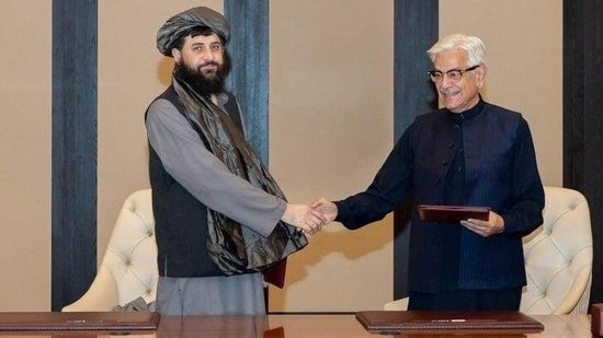 Afghan defence minister, Mullah Mohammad Yaqoob Mujahid and Pakistan's defence minister, Khawaja Muhammad Asif shake hands, following the signing of a ceasefire agreement(REUTERS)