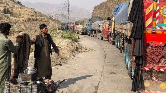 A tea vendor stands near the stalled vehicles near the closed Pakistan-Afghanistan border town of Torkham on October 19, 2025, after cross-border clashes between the two countries. Pakistan and Afghanistan agreed to an "immediate ceasefire" at talks in Doha, after at least 10 Afghans were killed in Pakistani air strikes that broke an earlier truce. (Photo by Basit GILANI / AFP)(AFP)