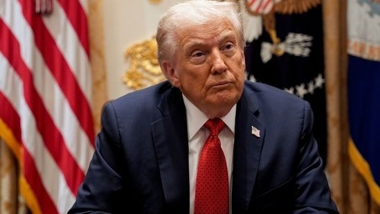 Trump's ballroom project: Demolition of White House's East Wing facade begins.(Bloomberg)