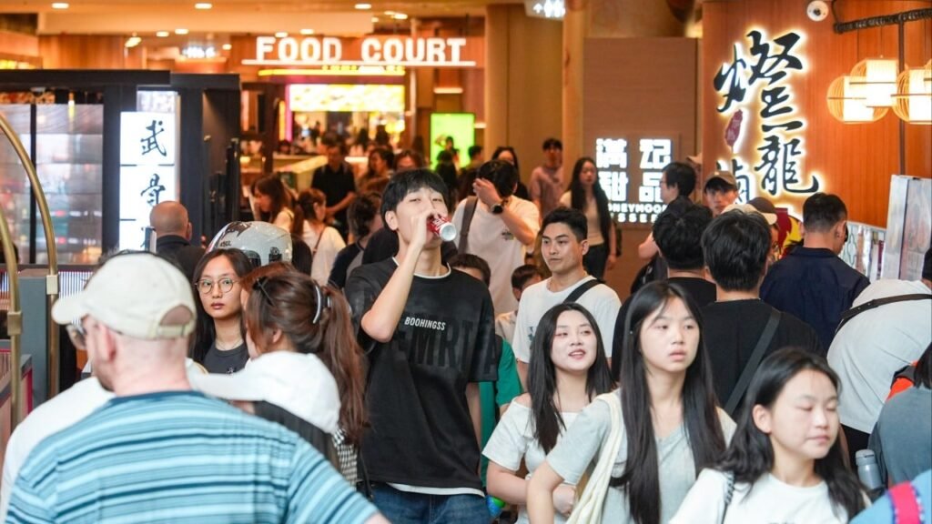 Mainland Chinese tourists loosen purse strings as Hong Kong celebrates National Day