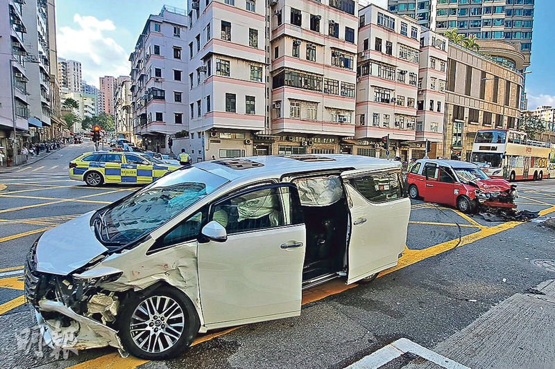 疑一方衝燈 兩車路口相撞4傷 - 20251017 - 港聞 - 每日明報