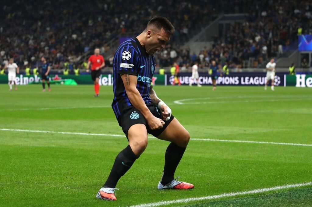 MILAN, ITALY - SEPTEMBER 30: Lautaro Martinez of FC Internazionale celebrates after scoring their team's first goal during the UEFA Champions League 2025/26 League Phase MD2 match between FC Internazionale Milano and SK Slavia Praha at Stadio San Siro on September 30, 2025 in Milan, Italy. (Photo by Marco Luzzani/Getty Images)
