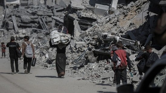 According to Gaza's civil defence, Israeli forces on Friday killed 11 civilians in Gaza after a tank shell was fired Zeitoun neighbourhood of Gaza City.(Bloomberg)