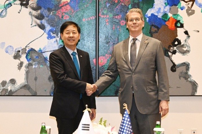 South Korean Finance Minister Koo Yoon-cheol (left) and US Treasury Secretary Scott Bessent shake hands before a meeting in New York on Sept. 24, 2025 (File photo by South Korea’s finance ministry)