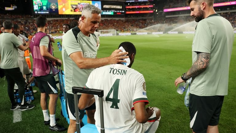 Chelsea's Tosin gets help with the extreme heat at the Club World Cup