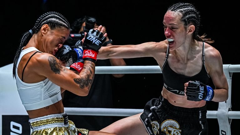 Marie McManamon challenges Allycia Hellen Rodrigues for the world Muay Thai championship.