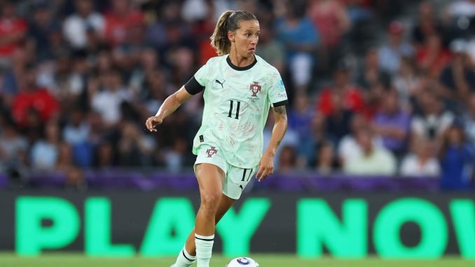 Tatiana Pinto runs with the ball during a Portugal game.