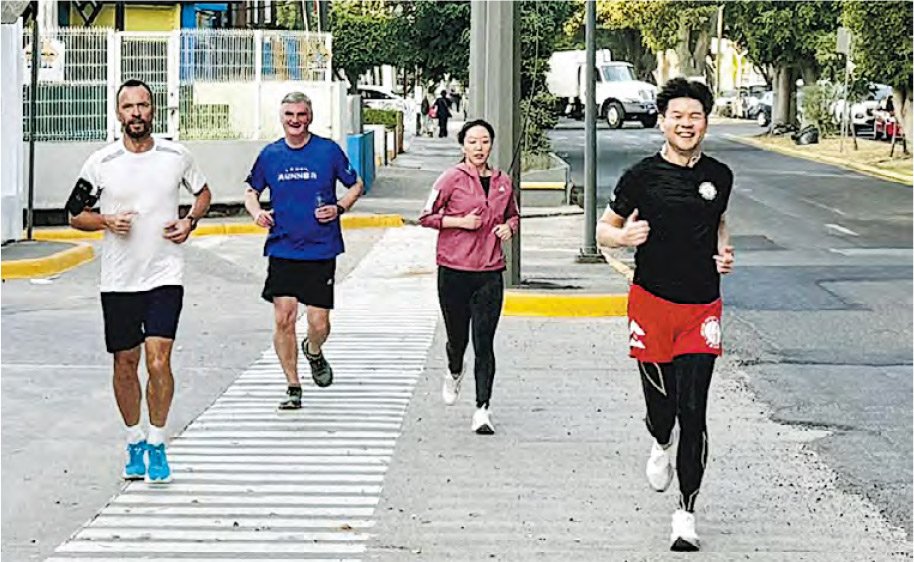 【Emily】湯文龍墨西哥開會 偷閒與同行跑步 - 20251103 - 港聞 - 每日明報