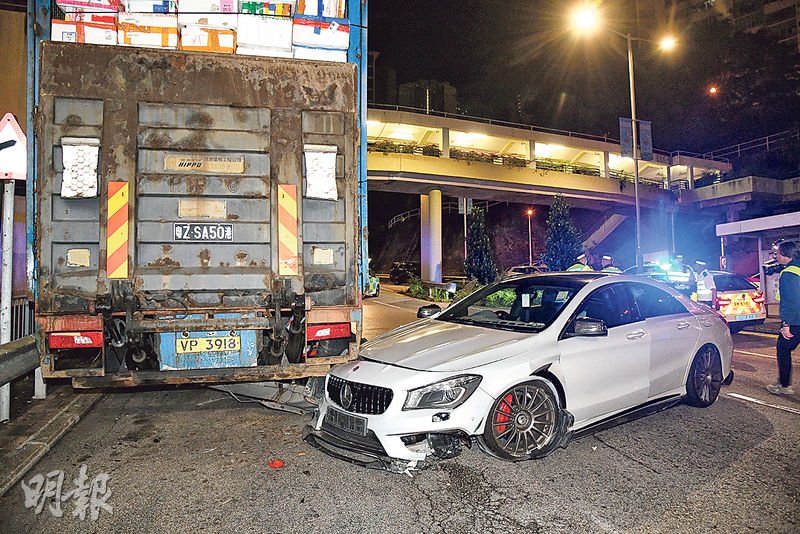 平治撞壆反彈撼貨車 司機半昏迷送院 - 20251106 - 港聞 - 每日明報