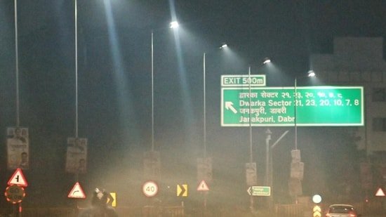 In Delhi, a week after cloud seeding trails, the air quality which although saw marginal improvement today with the overall AQI recorded at 228 at 9 am, it still remained under the ‘poor’ category. (Vipin Kumar/Hindustan Times)