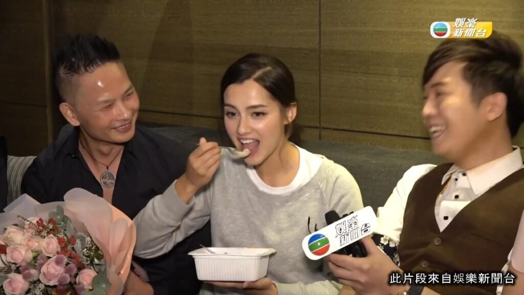 謝嘉怡參選完後，在鏡頭前狂食排骨飯盡展最真的一面，深受網民喜愛。